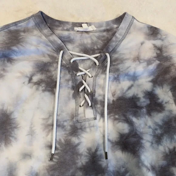 Grey and white tie dye- cloud chaser lace up sweatshirt. So: large - Picture 3 of 6
